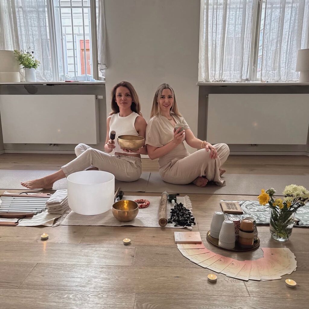 Die Hosts Tina und Timea